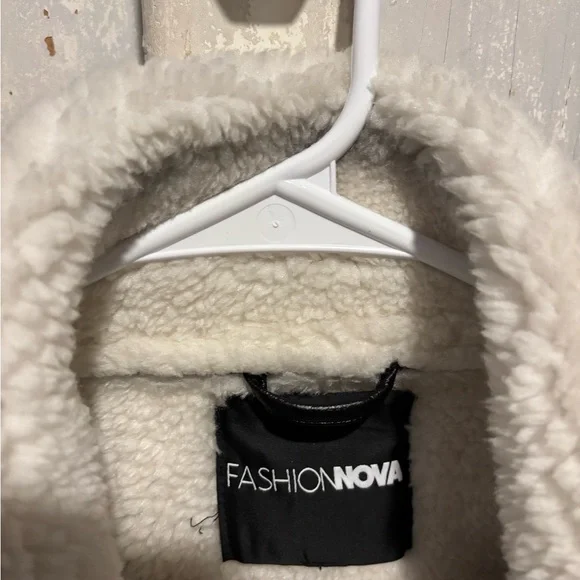 Fashion Nova Black and Cream Teddy Jacket. A little staining around collar area - Picture 5 of 7